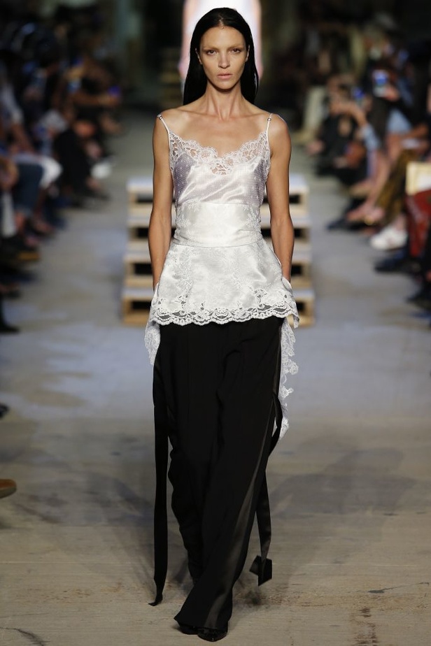 لوحة تأملية من Givenchy في مجموعة ربيع وصيف 2016