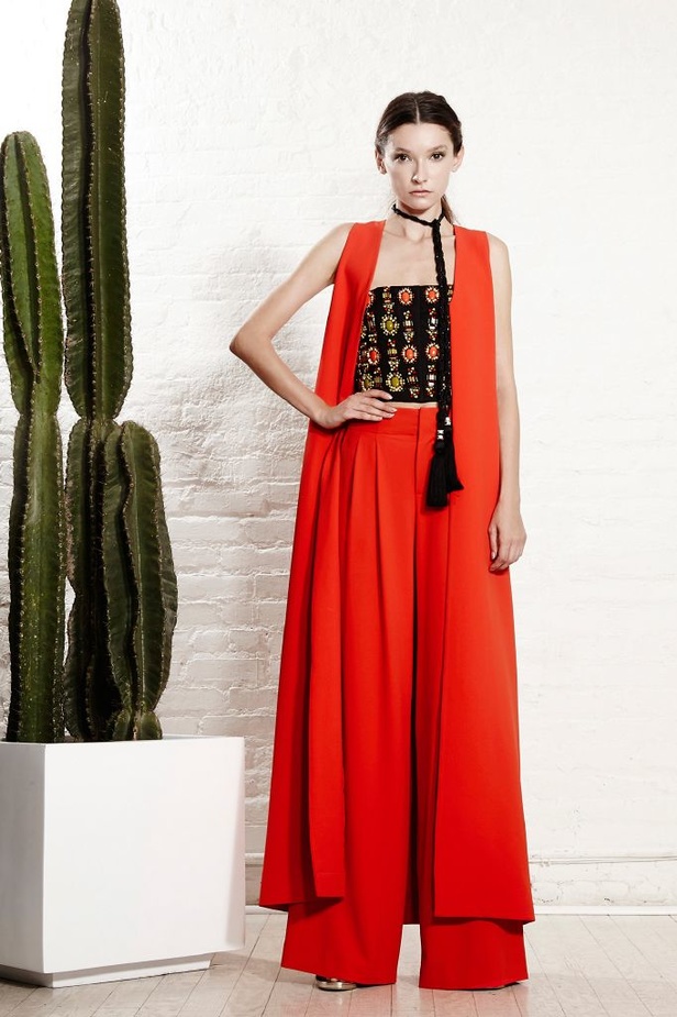 التطريز اليدوي والجينز الواسع يزيّنان مجموعة Alice and Olivia