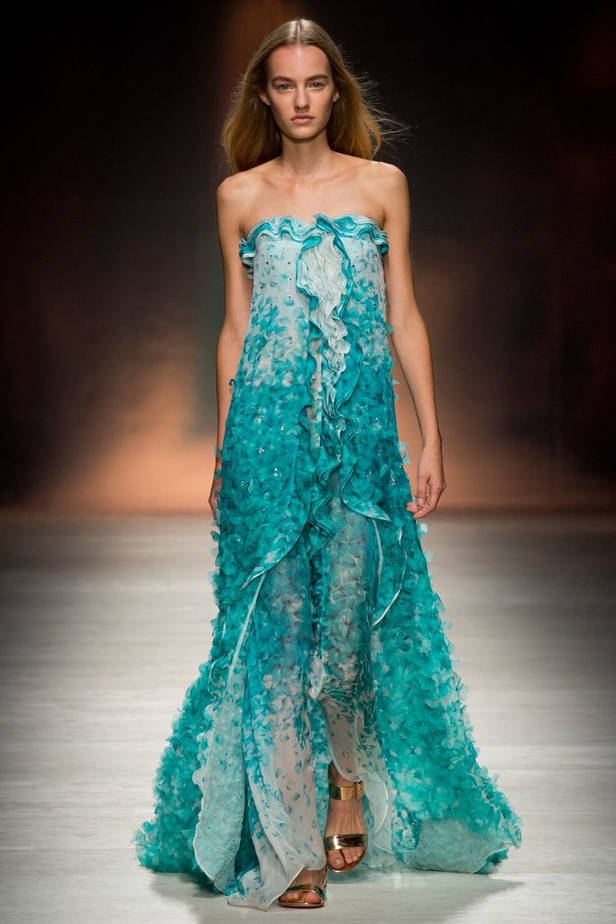 رومنسية Blumarine تنعكس بشفافية على المجموعة الجديدة