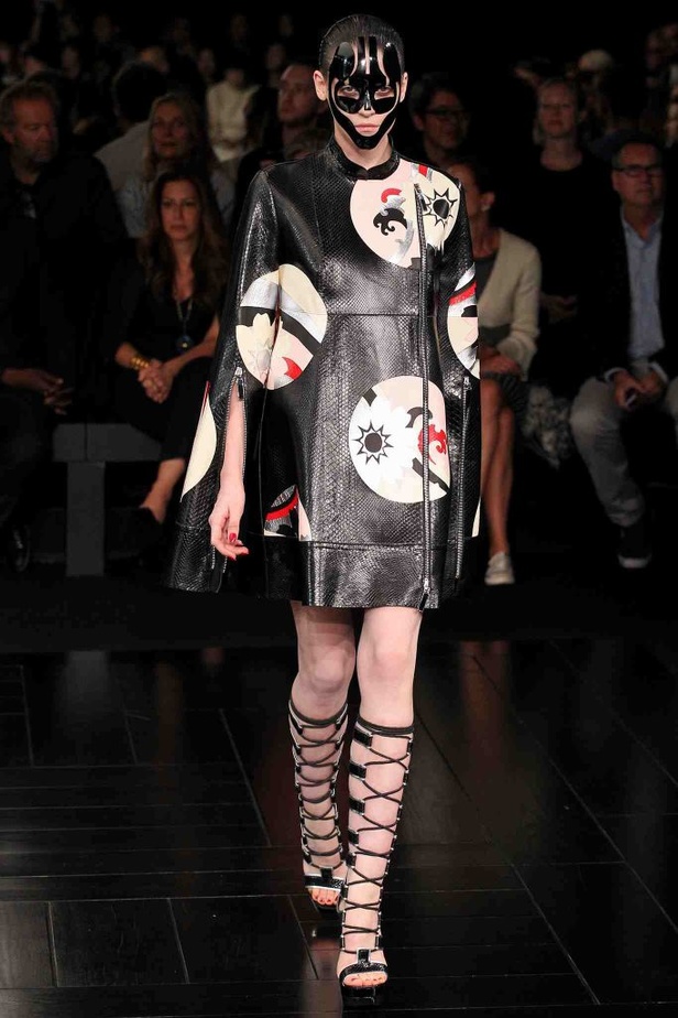 أناقة غامضة لربيع ALEXANDER MCQUEEN