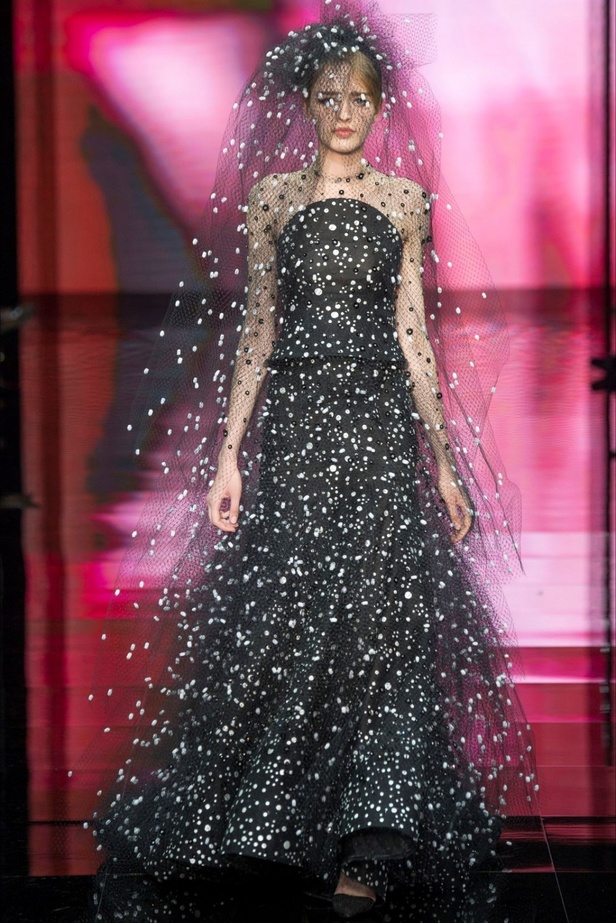 إحتفال مبكر  بعيد الحب في عرض Armani Prive!