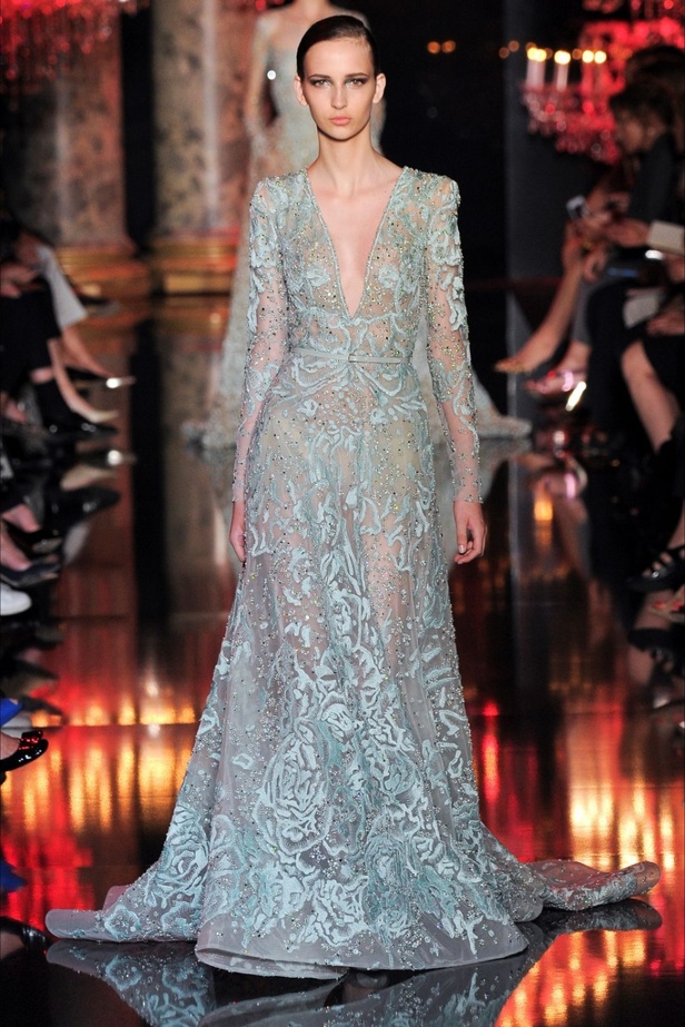 Elie Saab  يُدخلنا قصر الأنوار!