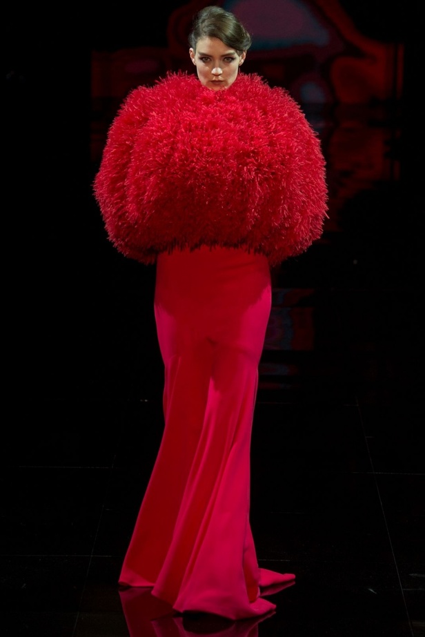 إحتفال مبكر  بعيد الحب في عرض Armani Prive!