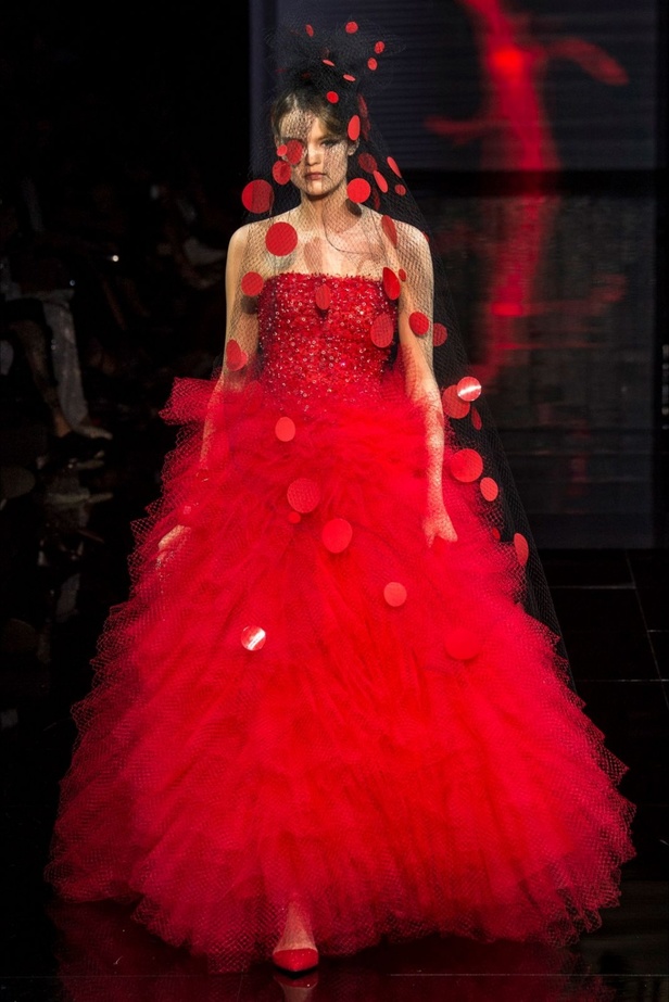 إحتفال مبكر  بعيد الحب في عرض Armani Prive!