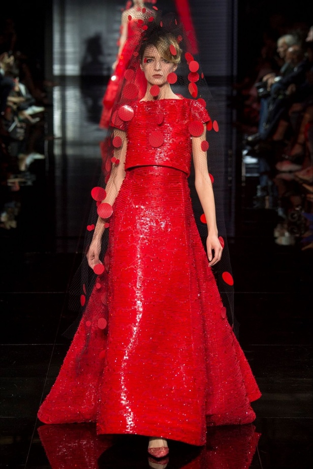 إحتفال مبكر  بعيد الحب في عرض Armani Prive!