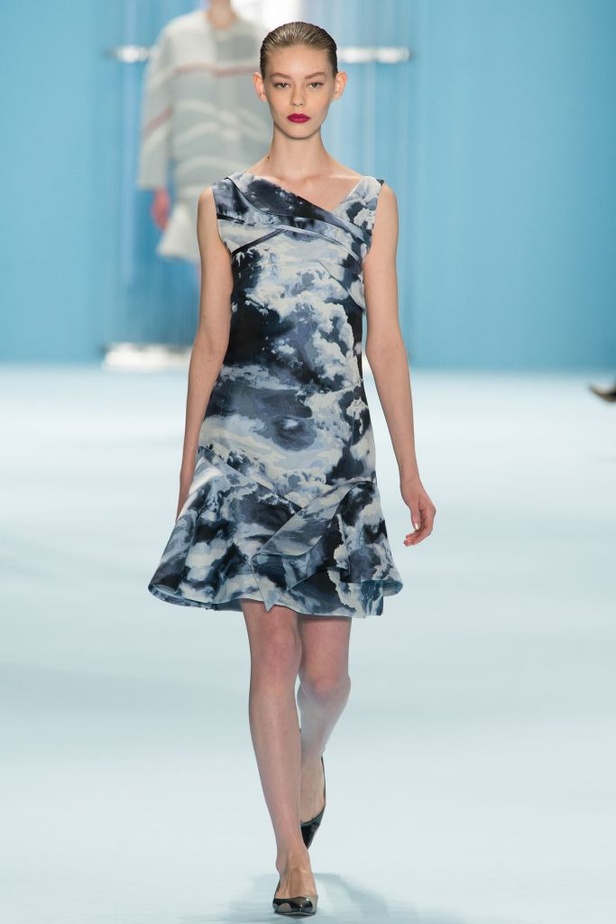 Carolina Herrera مجموعة غنية بين البحر والسماء