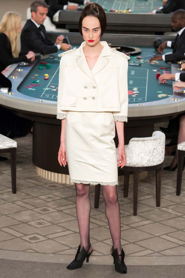 شانيل تقتحم الموضة الراقية للأسود والأبيض