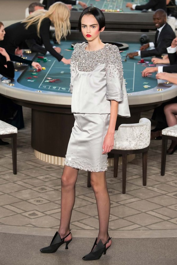 شانيل تقتحم الموضة الراقية للأسود والأبيض