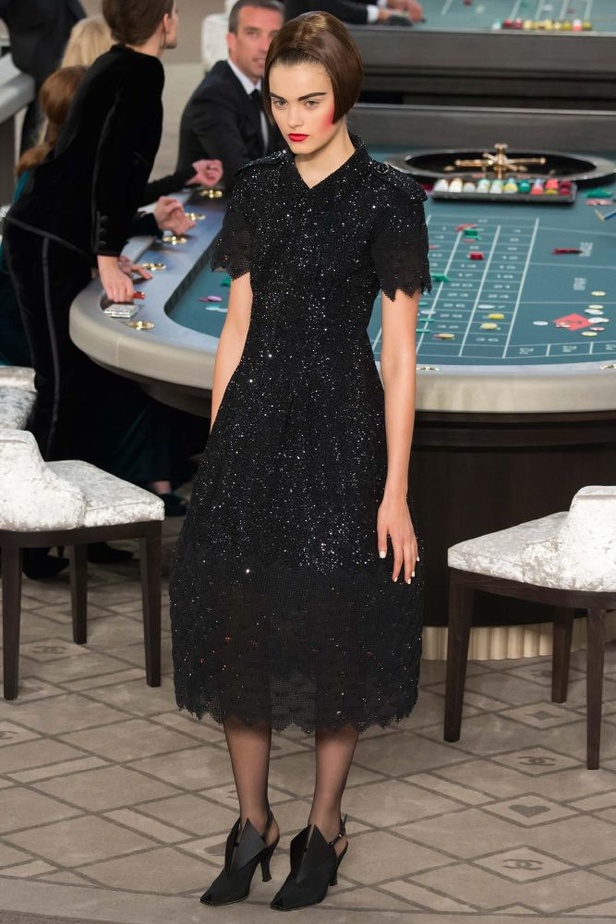 شانيل تقتحم الموضة الراقية للأسود والأبيض