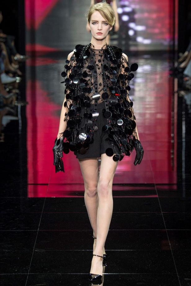 إحتفال مبكر  بعيد الحب في عرض Armani Prive!