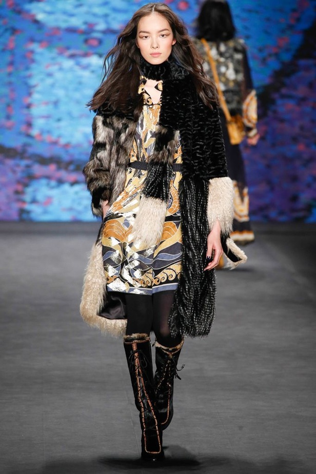 Anna Sui تعيد إبتكار الفولكلور على طريقتها