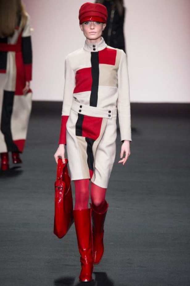 الأحمر الصارخ والجلد الفاخر الأبرز في مجموعة "Daks" 