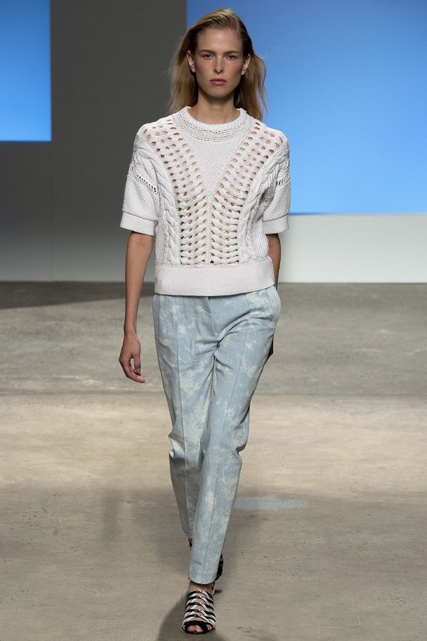 سحر الأنوثة الشبابية في مجموعة  Thakoon