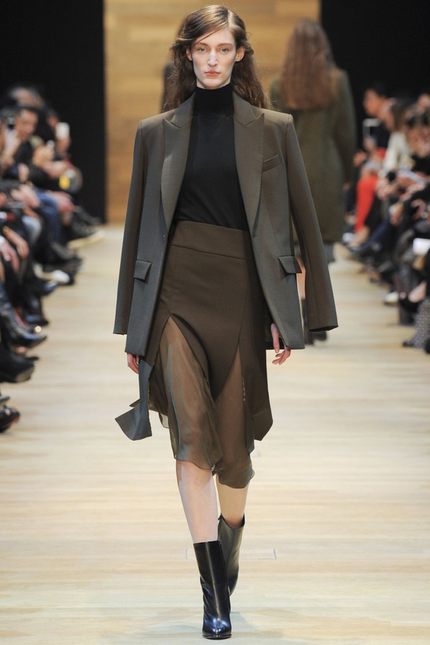 Guy Laroche قصات عسكرية بأسلوب أنثوي