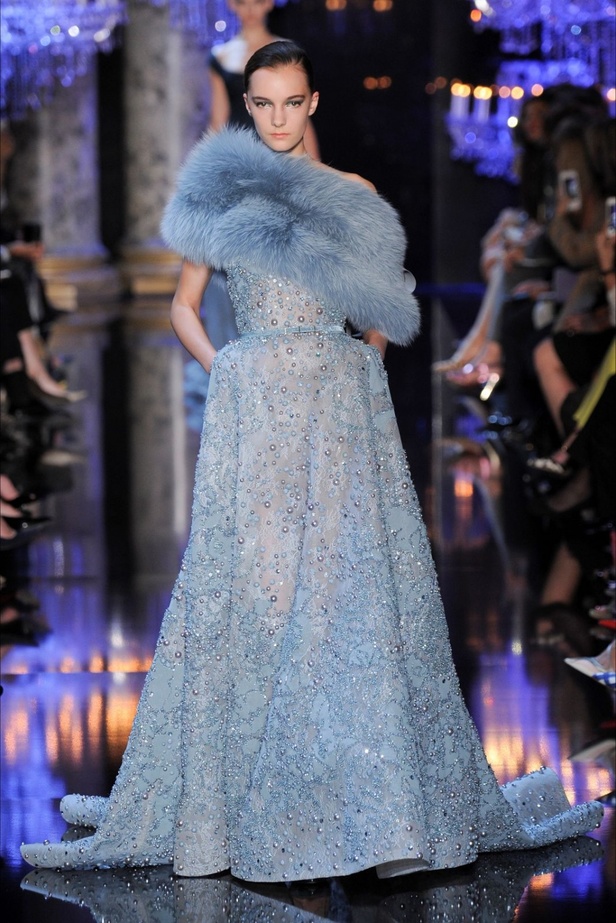 Elie Saab  يُدخلنا قصر الأنوار!