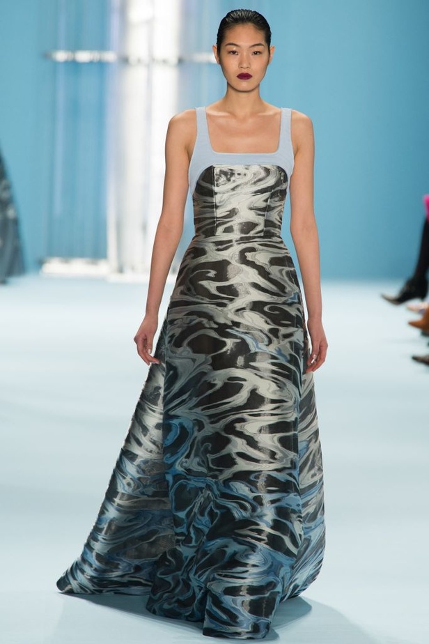 Carolina Herrera مجموعة غنية بين البحر والسماء