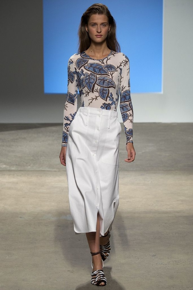 سحر الأنوثة الشبابية في مجموعة  Thakoon