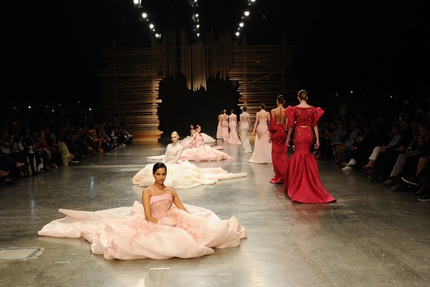 Ezra يتوّج امرأته ملكة على عرش الأناقة