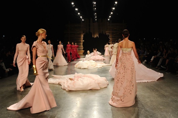 Ezra يتوّج امرأته ملكة على عرش الأناقة