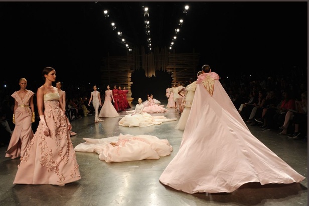 Ezra يتوّج امرأته ملكة على عرش الأناقة