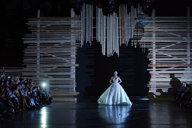 Ezra يتوّج امرأته ملكة على عرش الأناقة