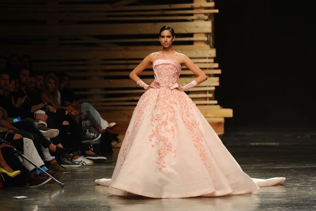 Ezra يتوّج امرأته ملكة على عرش الأناقة