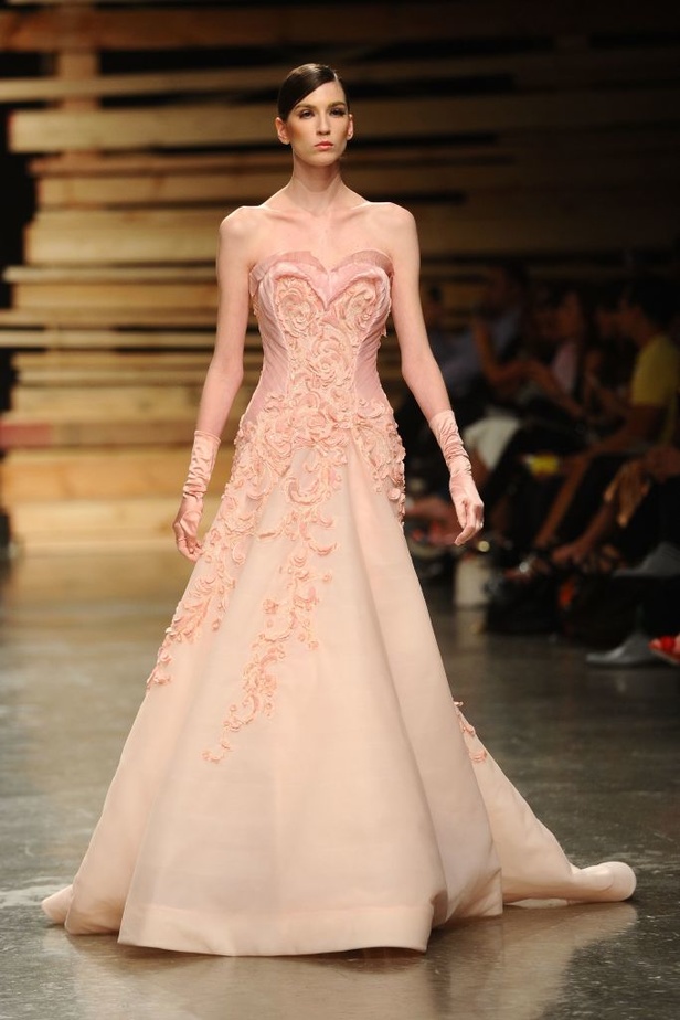 Ezra يتوّج امرأته ملكة على عرش الأناقة