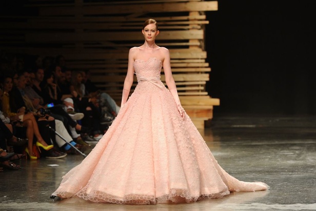 Ezra يتوّج امرأته ملكة على عرش الأناقة