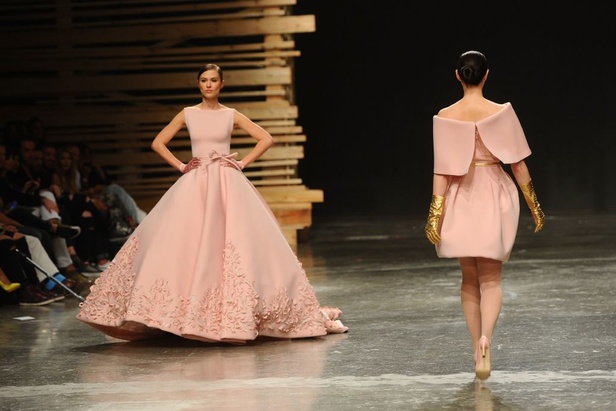 Ezra يتوّج امرأته ملكة على عرش الأناقة