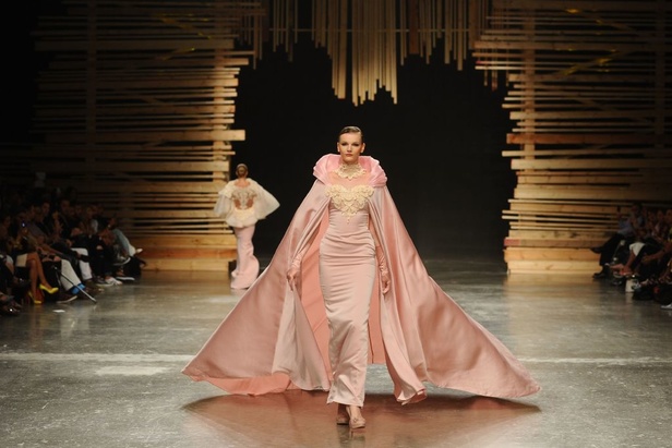 Ezra يتوّج امرأته ملكة على عرش الأناقة