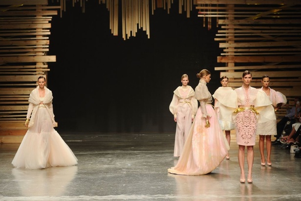 Ezra يتوّج امرأته ملكة على عرش الأناقة