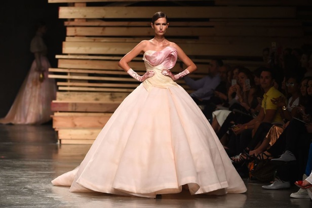 Ezra يتوّج امرأته ملكة على عرش الأناقة