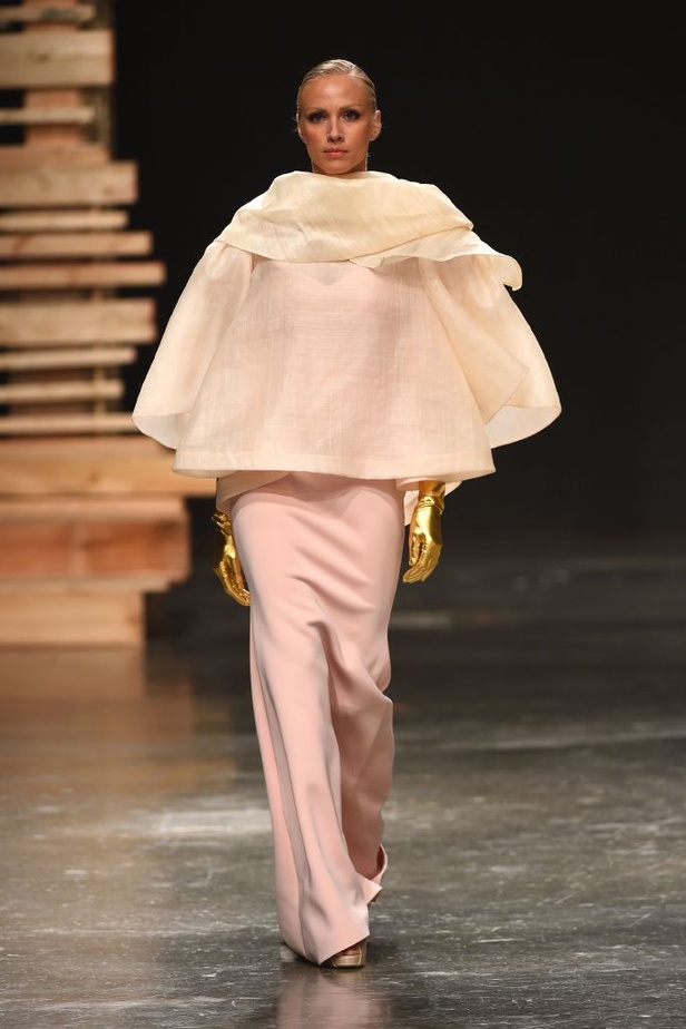 Ezra يتوّج امرأته ملكة على عرش الأناقة