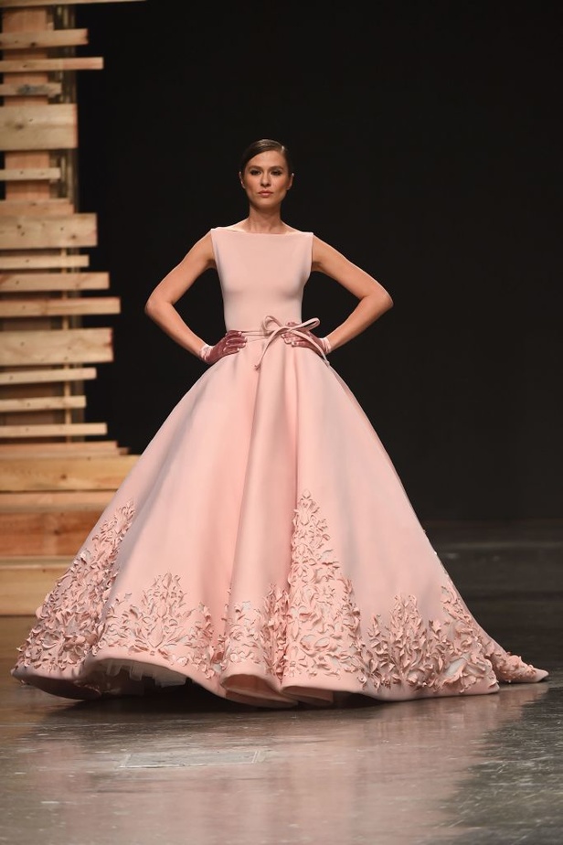 Ezra يتوّج امرأته ملكة على عرش الأناقة