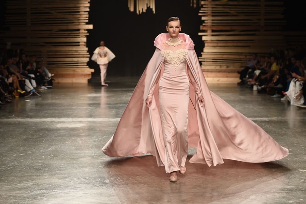 Ezra يتوّج امرأته ملكة على عرش الأناقة