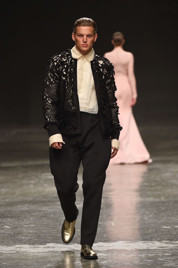 Ezra يتوّج امرأته ملكة على عرش الأناقة