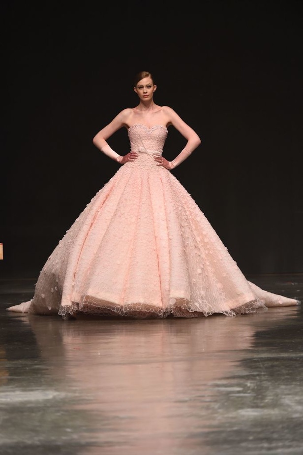 Ezra يتوّج امرأته ملكة على عرش الأناقة