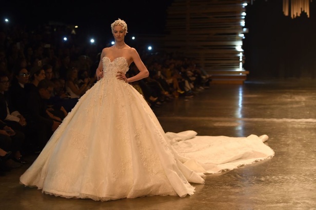 Ezra يتوّج امرأته ملكة على عرش الأناقة