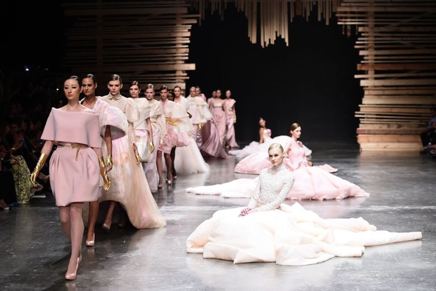 Ezra يتوّج امرأته ملكة على عرش الأناقة