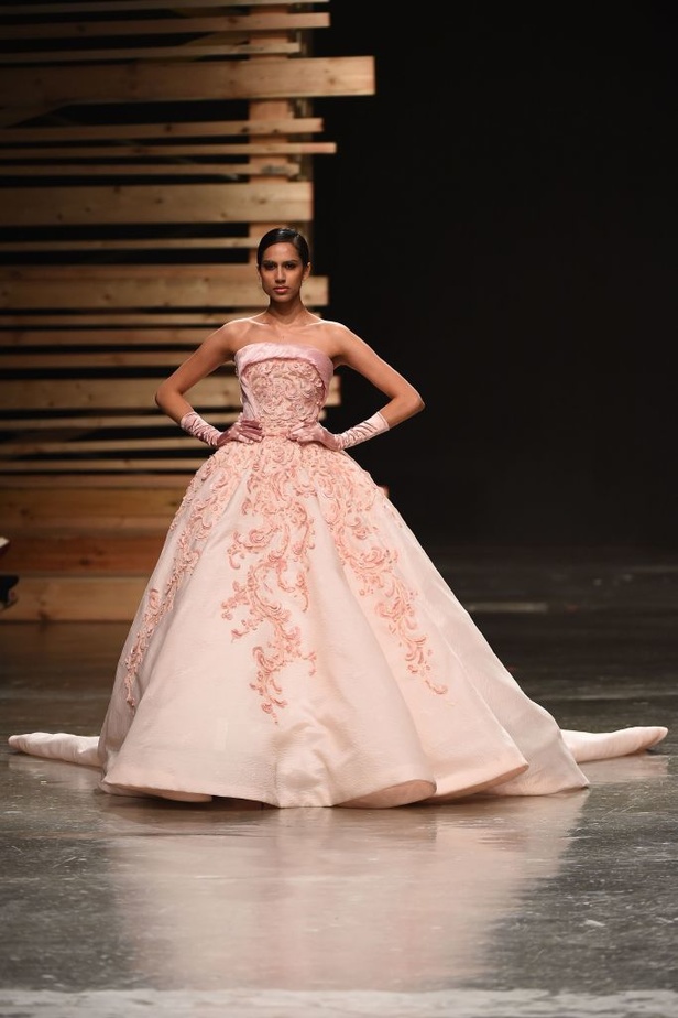 Ezra يتوّج امرأته ملكة على عرش الأناقة