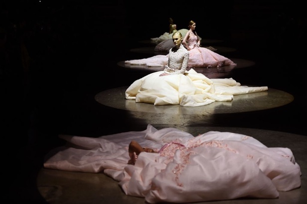 Ezra يتوّج امرأته ملكة على عرش الأناقة