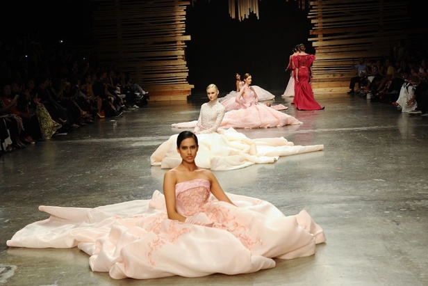 Ezra يتوّج امرأته ملكة على عرش الأناقة