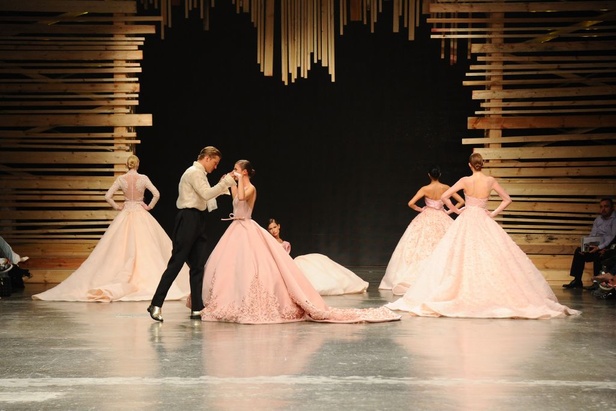 Ezra يتوّج امرأته ملكة على عرش الأناقة