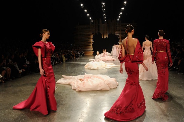 Ezra يتوّج امرأته ملكة على عرش الأناقة