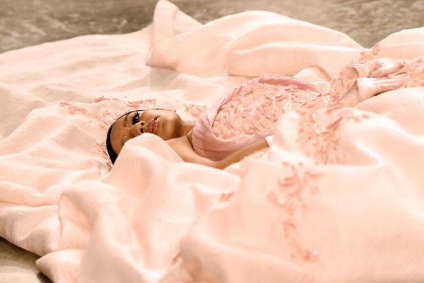 Ezra يتوّج امرأته ملكة على عرش الأناقة