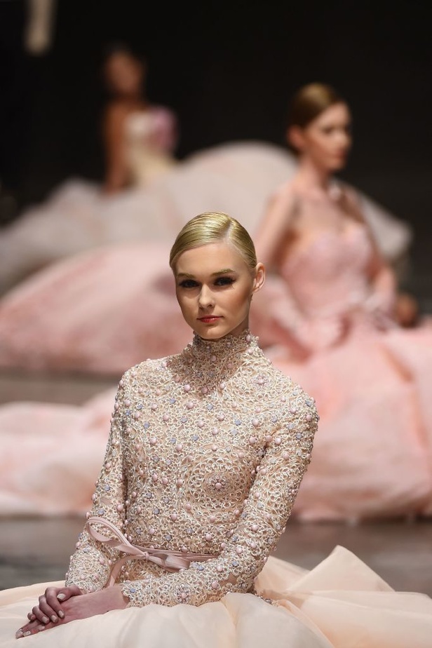 Ezra يتوّج امرأته ملكة على عرش الأناقة