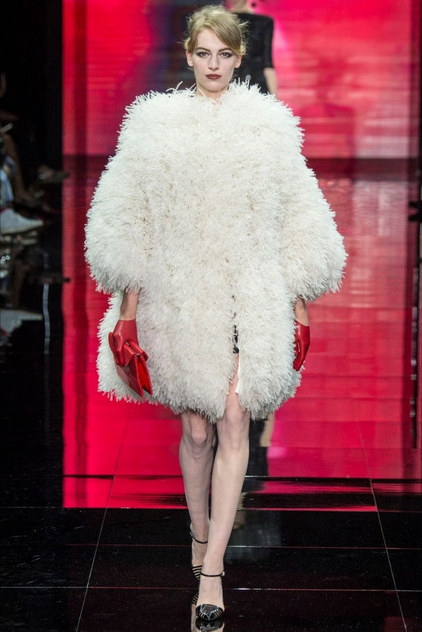 إحتفال مبكر  بعيد الحب في عرض Armani Prive!