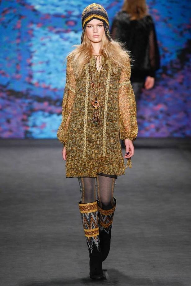 Anna Sui تعيد إبتكار الفولكلور على طريقتها