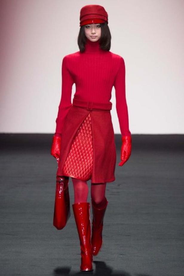 الأحمر الصارخ والجلد الفاخر الأبرز في مجموعة "Daks" 