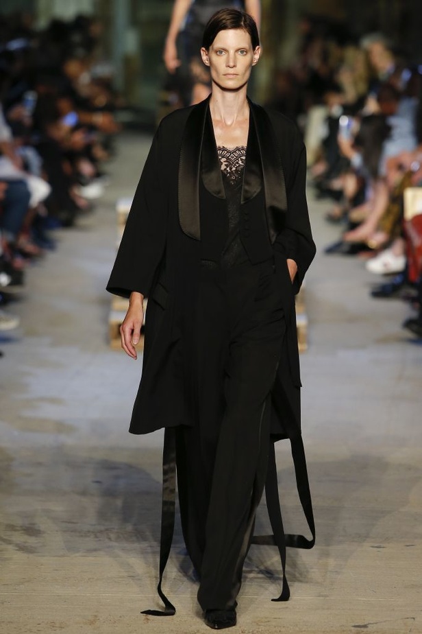 لوحة تأملية من Givenchy في مجموعة ربيع وصيف 2016